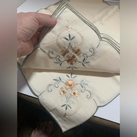 NWOT never used Vintage set of 12 embroidery linen napkin size 16 1/2 x 16 1/2 - Picture 3 of 6